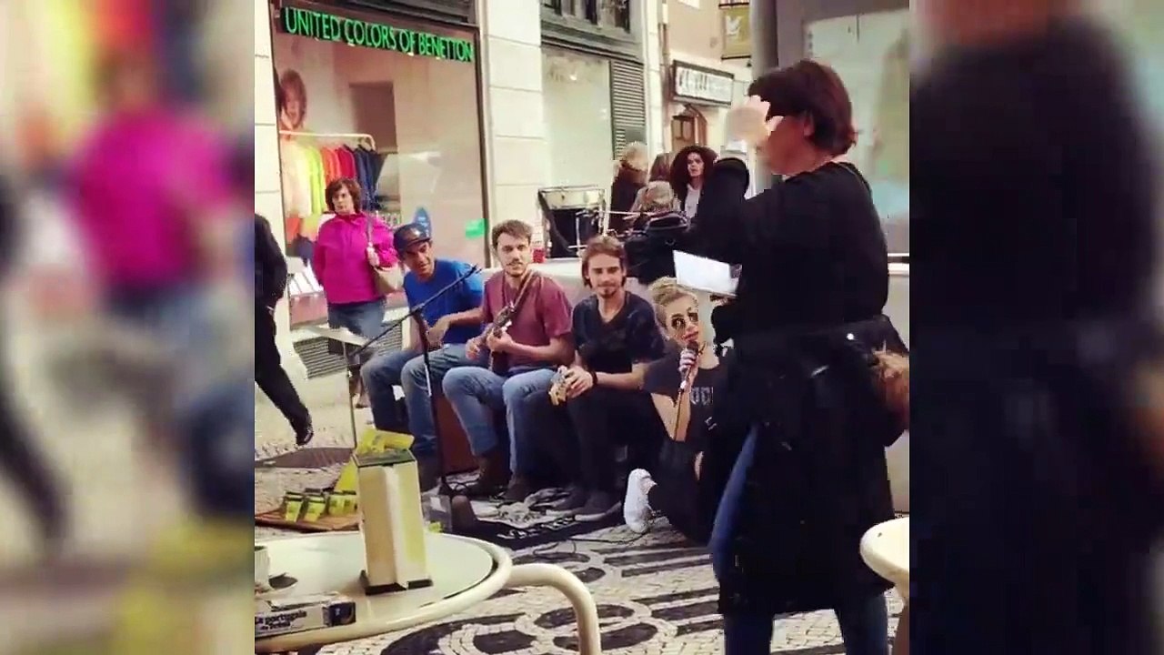 İrem Derici sokakta şarkı söyledi; kimse tanımadı!