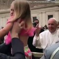 Travesura de una niña le saca una sonrisa al Papa Francisco
