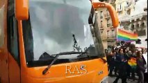 ¡¡¡INDIGNANTE!!! Autobus HazteOir arrolla a varias personas y la polícia no ayuda en ningún momento