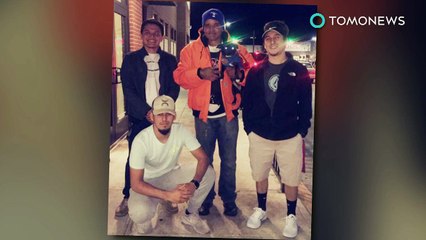 Jovens legais compram para homem sem teto presentes de Natal atrasado.