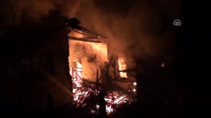 300 Yıllık Ahşap Düğmeli Ev Yandı