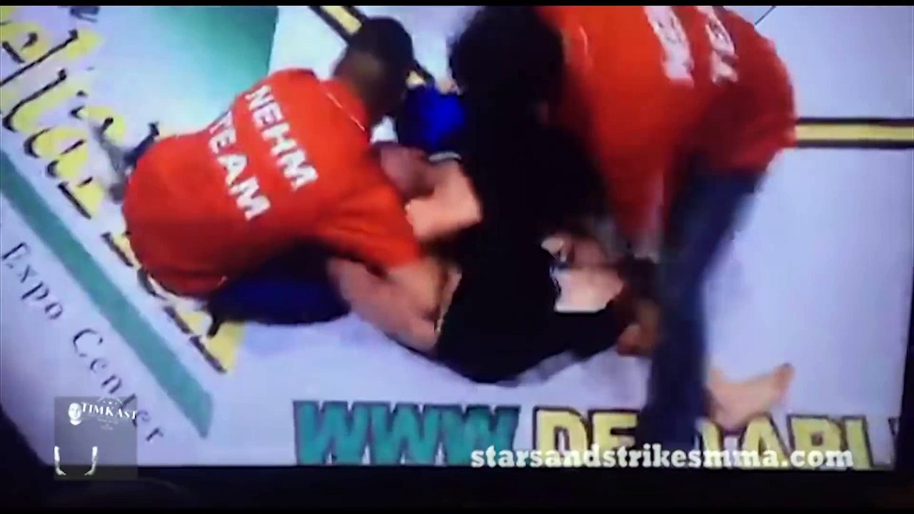 Sonné, un combattant MMA étrangle l'arbitre