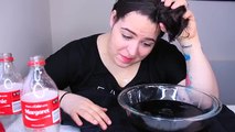Elle verse 2 bouteilles de Coca-Cola sur ses cheveux. Le ré est incroyable!