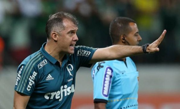 Eduardo Baptista enaltece Michel Bastos e diz que jogador aos poucos briga por posição