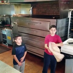 These brothers can toss pizza better than I can do anything