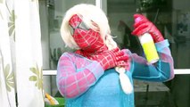 Замороженные Человек-паук Эльза теряет волосы против Халка! Супергерои Паутинки Удовольствие