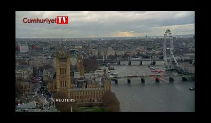 İşte Londra'daki saldırı anın görüntüleri: Canını kurtarmak için köprüden atladı