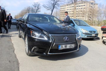 Bakan Zeybekci, Almanya'ya Tepkisini Makam Aracını Değiştirerek Gösterdi