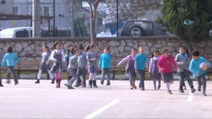 Dündar'dan Seçim Vaatlerini Yerine Getiremeyen 9 Yaşındaki Okul Başkanına Destek