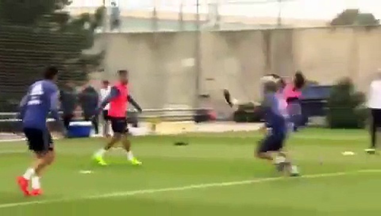 Enzo Zidane met une magnifique retournée à l'entrainement