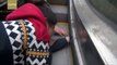 Un enfant chinois se coince la main dans un escalator