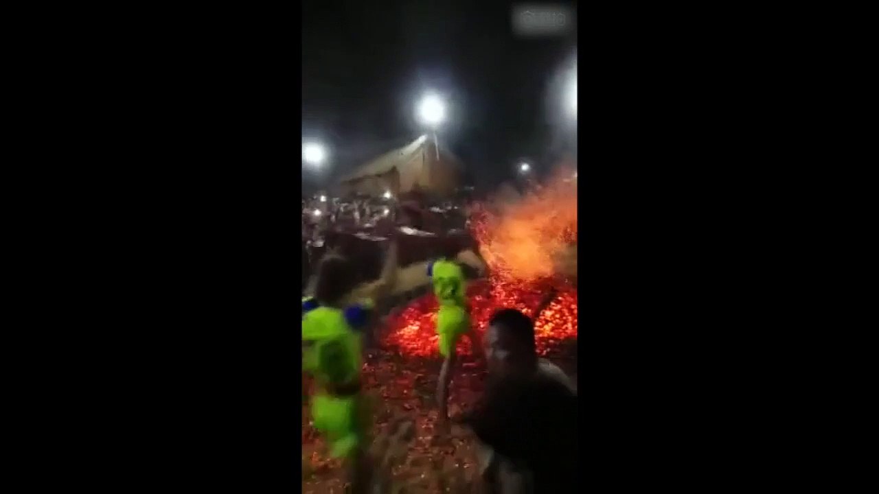 Coutume de malade en Inde : courir sur le feu!