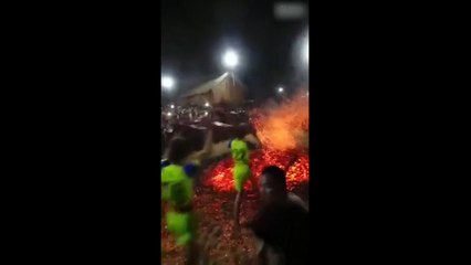Coutume de malade en Inde : courir sur le feu!