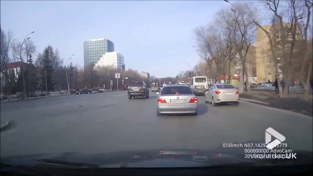 Cette femme se fait ecraser par une voiture mais continu sa route... WTF