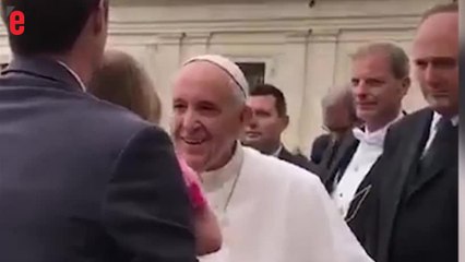 Cette jeune fille de 3 ans vole le chapeau du pape François