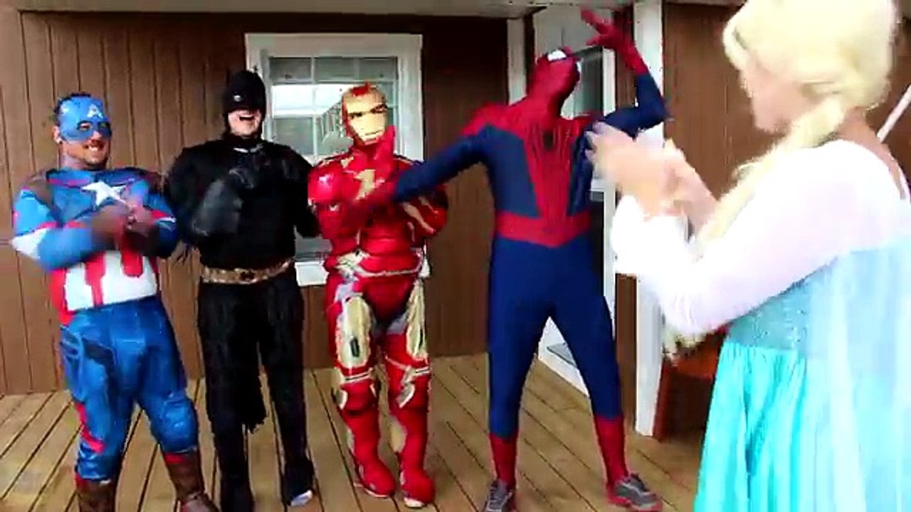 Замороженные Эльза против МАЛЕФИСЕНТА человека! ж/ Джокер розовый Человек-паук ядовитый Плющ Бэтмен конфеты! Смешно Вечерять