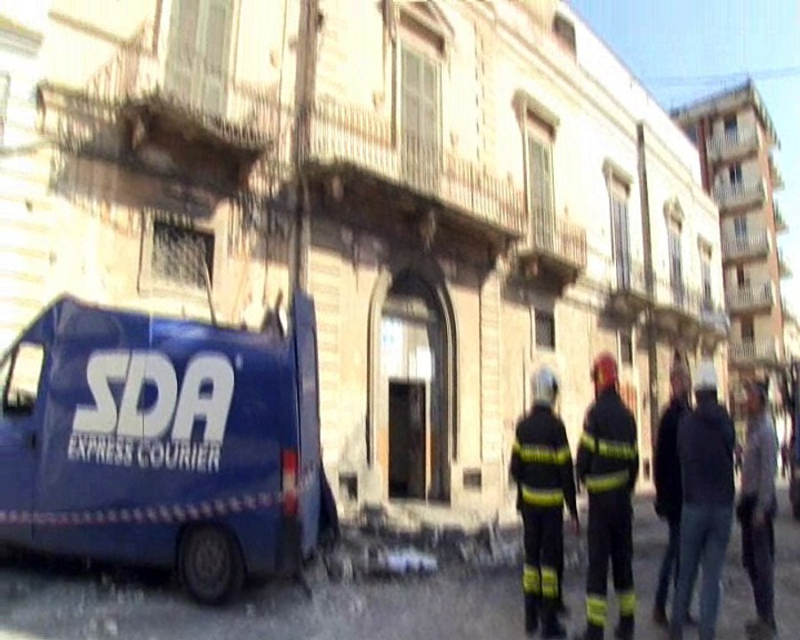 CROLLA UN PALAZZO GRAVINA IN PUGLIA 23-3-2017