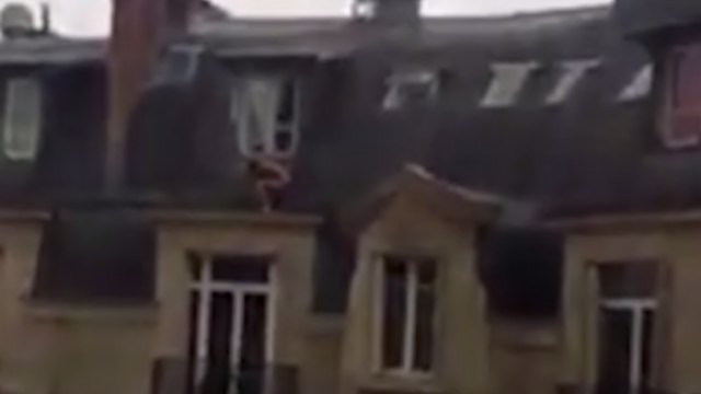 UN AMANT SE CACHE SUR LE TOIT POUR ÉCHAPPER AU MARI