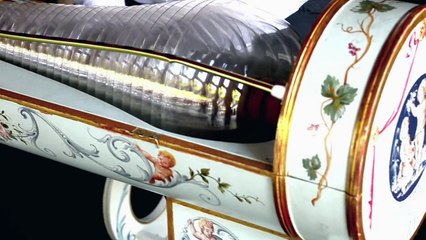 Un piano composé de verres empilés en rotation !