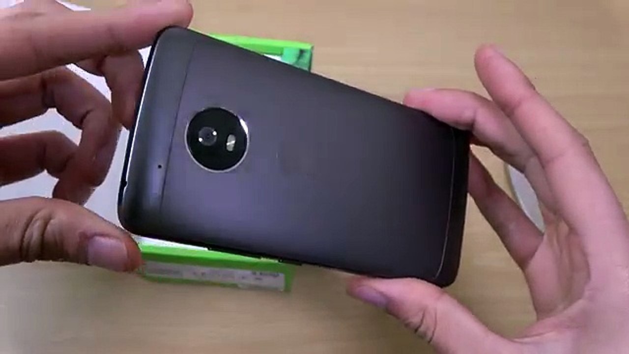 Moto G5 - Unboxing & First Look! (4K)