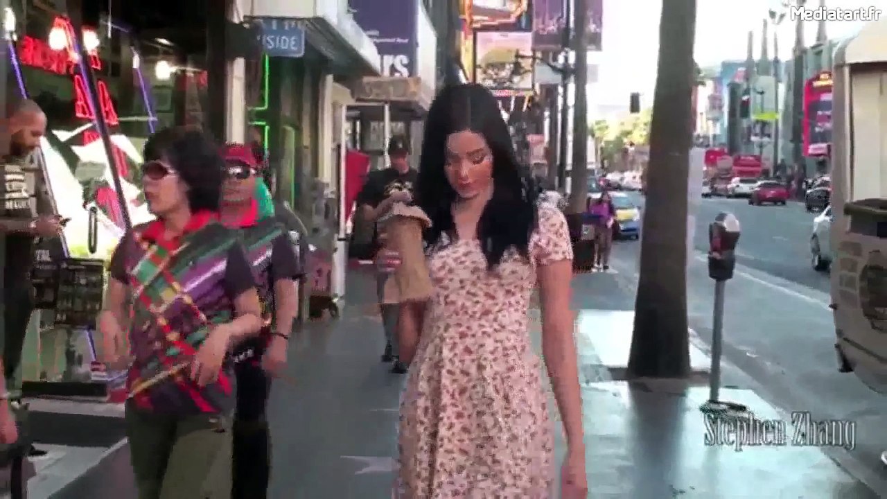 Aux Etats-Unis, une jeune fille fait semblant d'être ivre juste pour tester les réactions des hommes dans la rue