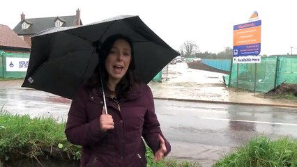 En pleine innondation, une journaliste fait un duplex météo