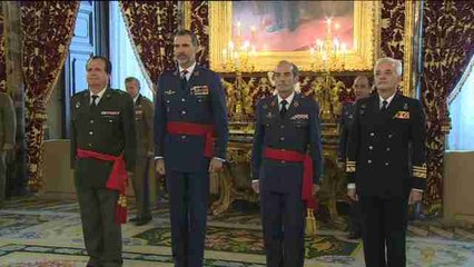 Felipe VI guarda un minuto de silencio tras expulsar su pésame a Isabel II