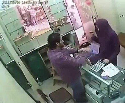 اس دکاندار کے ساتھ ایسا کیا ہوگیا کہ یہ لڑکی اسکو ہمیشہ یاد رہے گی سیکورٹی کیمرا فوٹیج دیکھیں .