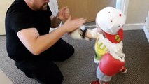 Un enfant s'entraîne à la boxe avec son père !