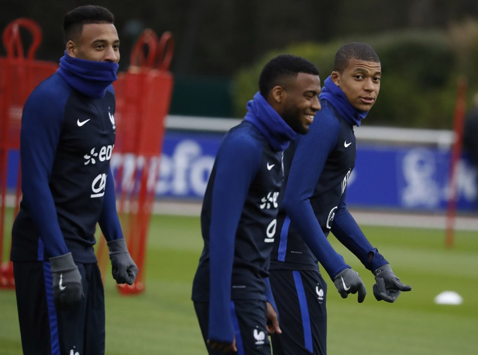 Le bizutage amusant des nouveaux membres de l'équipe de France de football