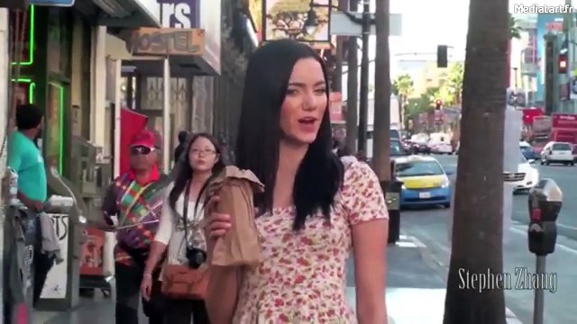 Cette femme fait semblant d’être ivre en pleine rue avec une caméra cachée, regardez la réaction des hommes...