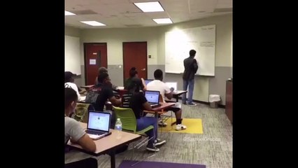 Quand le prof a le dos tourné les élèves s'amusent bien