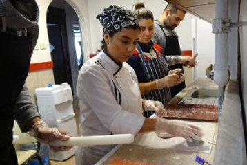 CHP'li Gençlerden İşe Gidenler İçin 'Hayırlı Kurabiye'