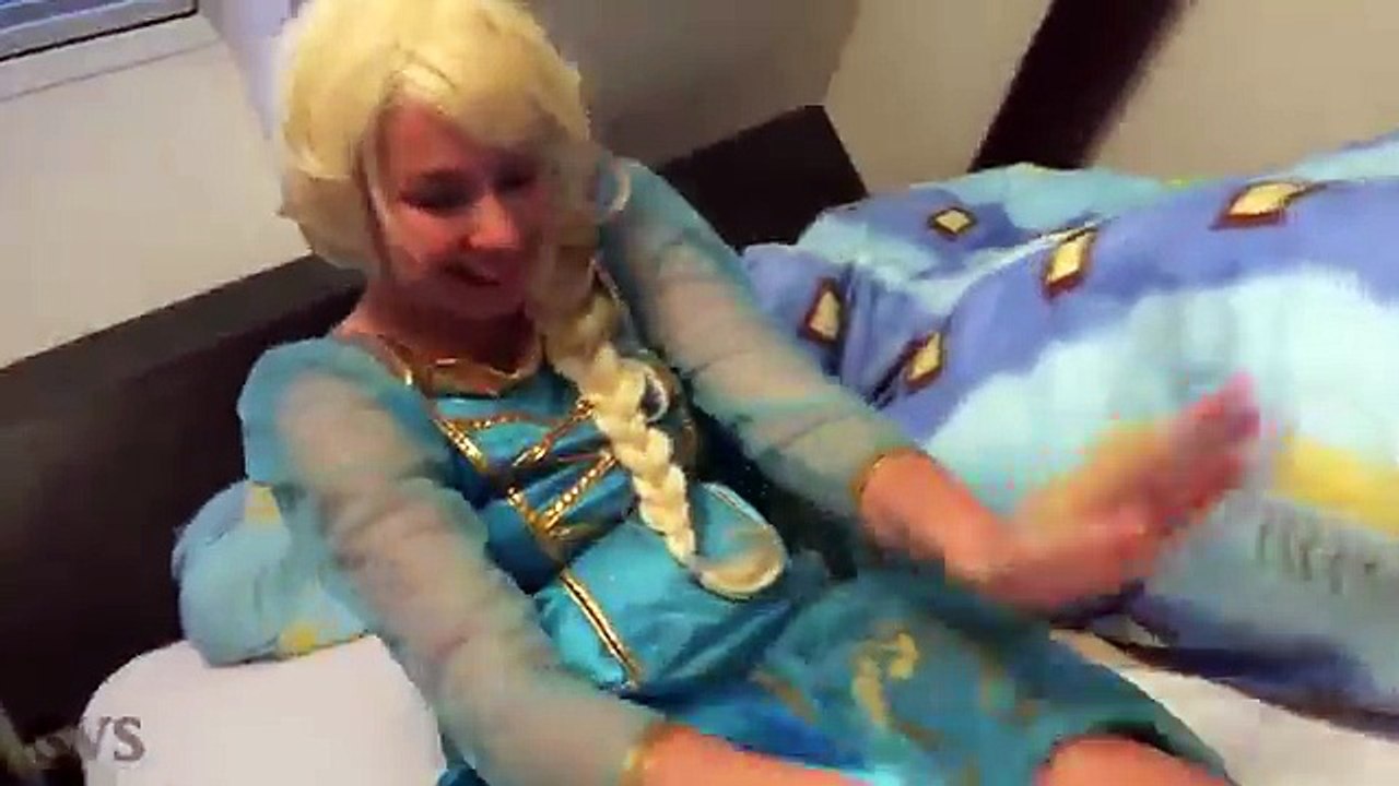 Spiderman y Congelado Elsa vs Maléfica! w/ Rosa Spidergirl y Bromista! Divertido Superhéroes en Re