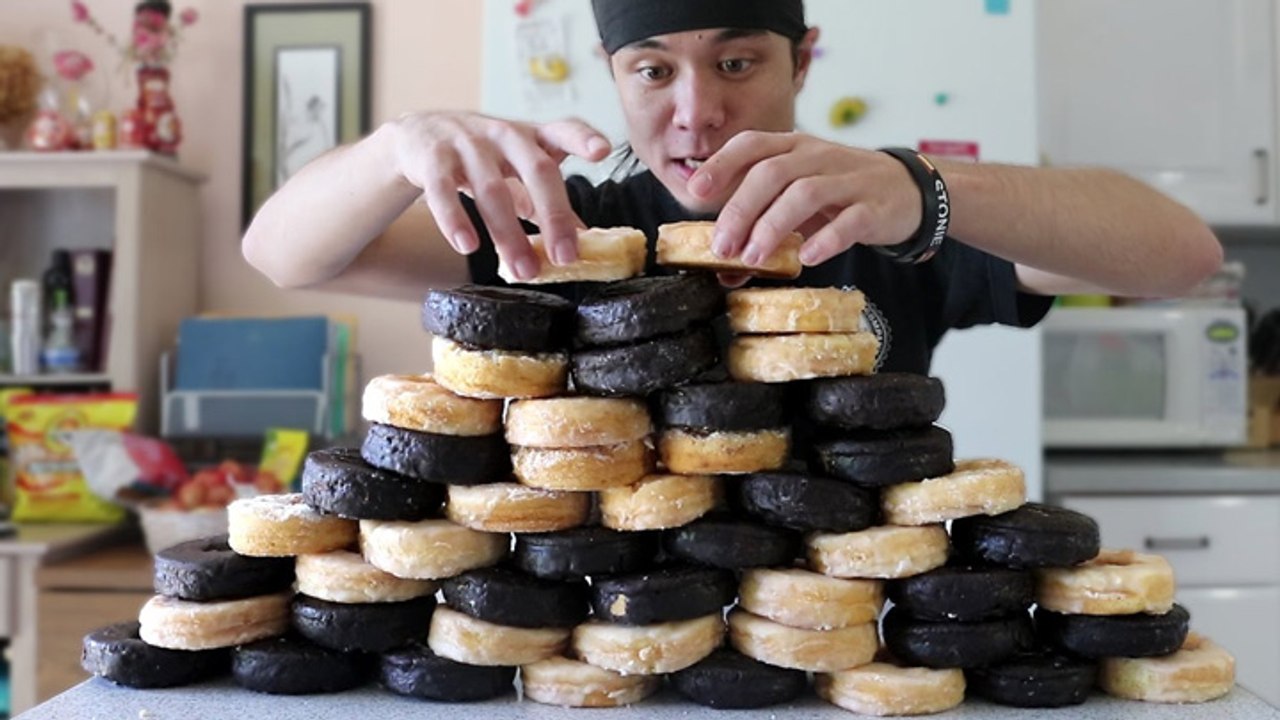 Matt Stonie avale 50 donuts