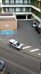 La police oublie de mettre le frein à main.