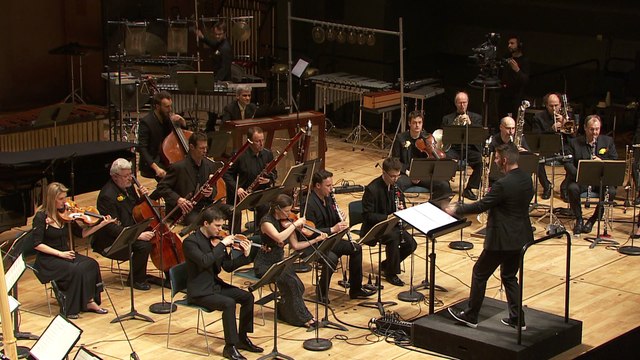 Philippe Manoury : Fragments pour un portrait. Sept pièces pour ensemble de trente musiciens VI. Bagatelle et VII. Totem