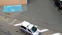 Devant un hôpital ce policier roannais oublie de tirer le frein à main de sa voiture . Regardez le dégât qu’il a causé…