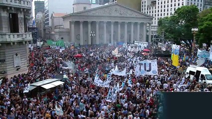 Thousands of Teachers Demand Raise in Argentina