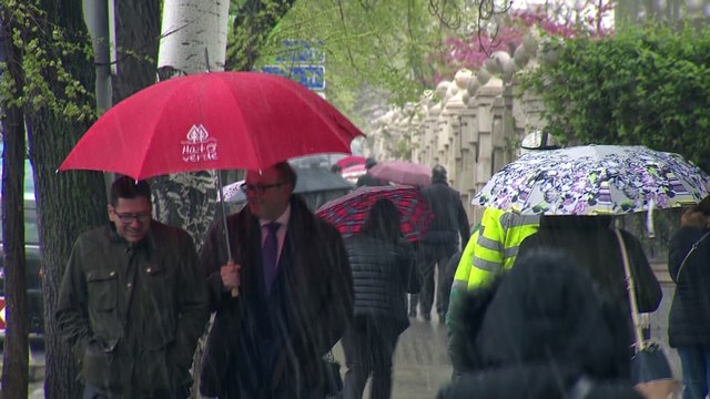 La nieve sorprende a los madrileños