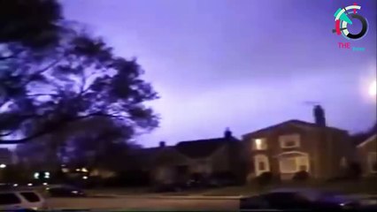 Скачать видео: AMAZING Lightning Strike caught on camera   World's Most Shocking Lightning Strike ✔P84