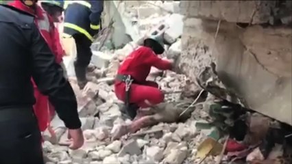 مئات المدنيين تحت الأنقاض إثر الغارات بالموصل