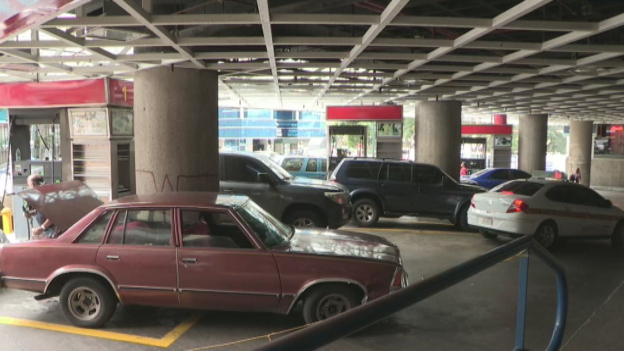 Venezuela, el país petrolero, enfrenta escasez de gasolina