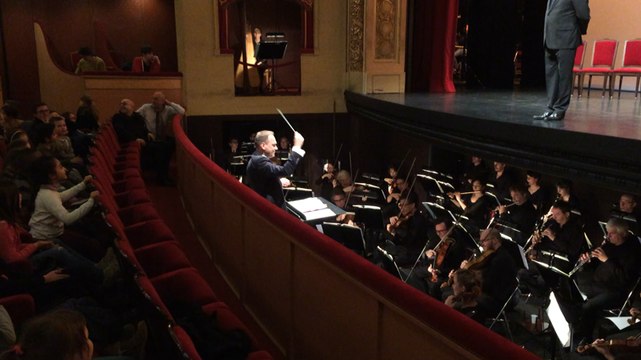 Les écoliers chantent avec Carmen