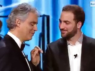 Quand Higuain se prend un GROS vent par un chanteur aveugle !