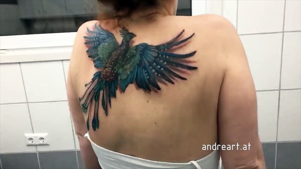 Le tatouage de cette jeune femme est tout à fait normal, jusqu’à ce qu’elle commence à bouger les épaules.