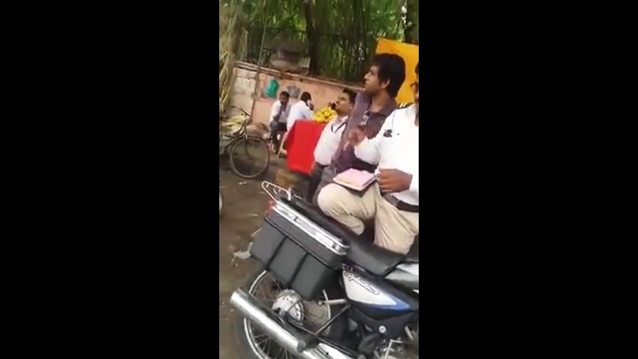 3 Indian Policemen Taking Bribe