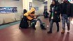 Şikago metrosunda muhteşem bir performans sergileyen sokak müzisyeni