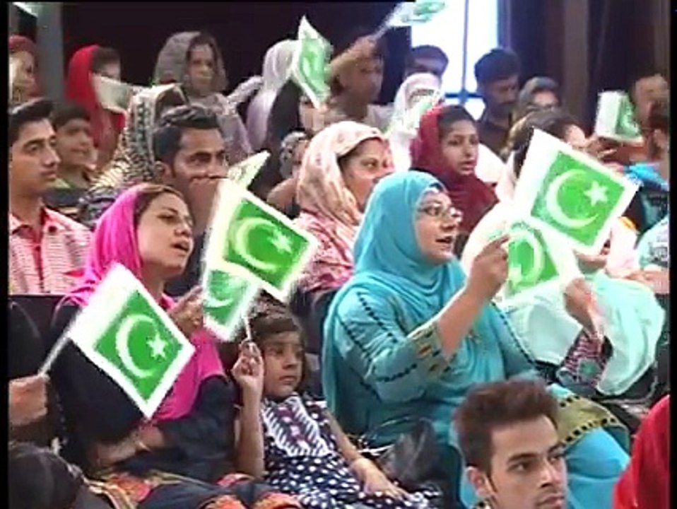 ---Muniba Mazari  weeping & singing Ye Watan Tumhara Hai