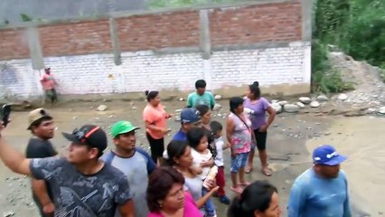 Mira lo que pasa con este chofer imprudente al cruzar huayco en la quebrada -Cañete